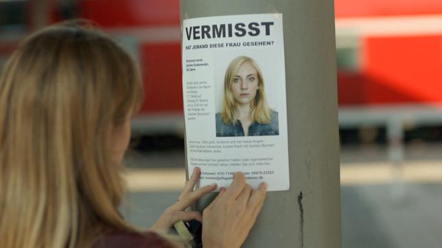 Bild: ARD Degeto/BR/WDR/NDR/23/5 Filmproduktion Michelle (Julia Jentsch) hängt Vermisstenanzeigen ihrer Tochter Janine aus.