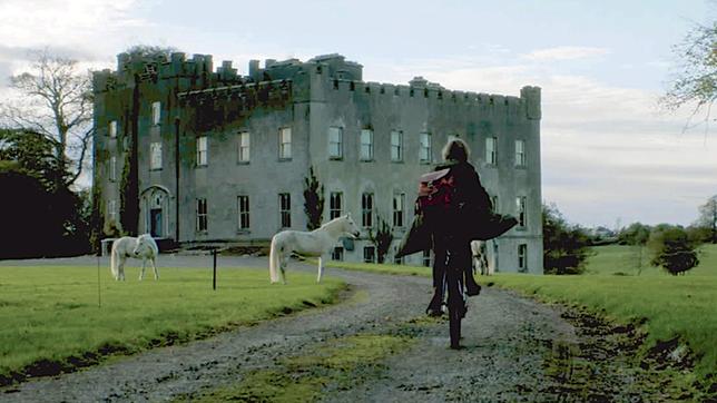 Mickey (Lucy Morton) fährt zum Longwood Castle, dem früheren Sitz des legendären schwarzen Ritters.