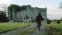 Mickey (Lucy Morton) fährt zum Longwood Castle, dem früheren Sitz des legendären schwarzen Ritters.