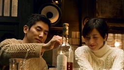Mika (Ryoko Hirosue) ahnt noch nicht, warum ihr Mann Daigo (Masahiro Motoki) plötzlich so viel Geld verdient