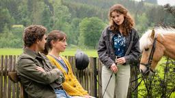 Mila (Nadja Sabersky, re.) macht Marie (Catherine Bode, Mitte) und Georg (Thomas Unger, li.) einen Vorschlag.