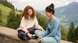 Mila (Nadja Sabersky, li.) vertraut sich Beatrice (Sogol Faghani) an.