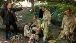 Minenbesitzer Ferdinand Türnitz (Götz George, li.) hält seinem verletzten Bergbau-Mitarbeiter (Matthias Schendel, 2. v. li.), Bartels (Sven Kramer), Herder (Joachim Nimitz) und Kalle (Alexander Brecht) eine Standpauke: Die gesperrten Stollen im Hohberg sind tabu!