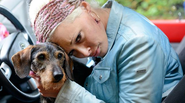 Bild: ARD Degeto/SWR/Andrea Enderlein Miri (Daniela Katzenberger) hat einen gehörigen Schrecken bekommen und braucht dringend Frauchens Trost.