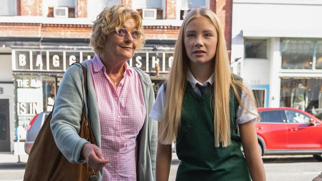 Mission Kanada: Die Premium-Nanny Henni (Saskia Vester, li.) betreut die Teenagerin Bristol (Trixi Janson).
