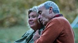 Mit Burnout durch den Wald: Rentner Herbert (Walter Kreye) und seine Frau Gudrun (Jutta Speidel)