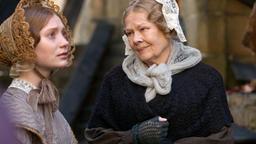 Mit der Haushälterin Mrs. Fairfax (Judi Dench) versteht sich Jane Eyre (Mia Wasikowska) auf Anhieb in Thornfield Hall. Doch dort gibt es ein schreckliches Geheimnis.