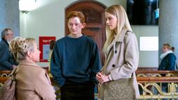 Mit der Hilfe von Eva (ChrisTine Urspruch, li.) will Mutter Monika (Henrike von Kuick, re.) für Hans (Konrad Neidhardt, Mitte) kämpfen.