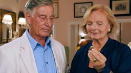 Mit einem traditionsreichen Ring will Konstantin (Siegfried Rauch) seiner großen Liebe Elisabeth (Ruth Maria Kubitschek) die Aufrichtigkeit seiner Gefühle beweisen.