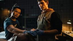 Mit Hannes (Frederik Bott) Hilfe kümmert Lisa (Anna Fischer) sich liebevoll um die Leichen der beiden verunglückten Freunde.