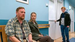 Mit ihrem Latein am Ende: Mobbingopfer Hans (Konrad Neidhardt, re.) und die Eltern Monika (Henrike von Kuick, Mitte) und Klaus (Oliver Bröcker, li.).