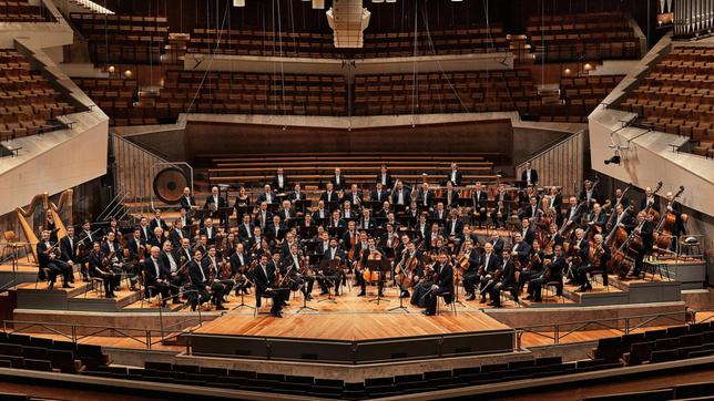 Bild: rbb/Stefan Höderath Mit ihrem traditionellen Europakonzert erinnern die Berliner Philharmoniker jedes Jahr an ihre Gründung am 1. Mai 1882. 2020 treten sie zum ersten Mal seit 27 Jahren wieder in Israel auf. Mit ihrem Konzert im Charles Bronfman Auditorium in Tel Aviv will das Orchester mit ihrem Chefdirigenten Kirill Petrenko das Augenmerk auf die engen kulturellen Verbindungen zischen Europa und Israel richten.