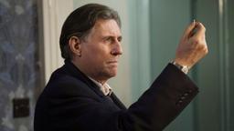 Der Pathologe – Mörderisches Dublin – Eine Frau verschwindet: Quirke (Gabriel Byrne) ermittelt.