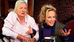 Moni (Sonja Kirchberger, re.) und Ilse (Gudrun Okras) versuchen, ihre Freunde für ihre Idee zu begeistern.
