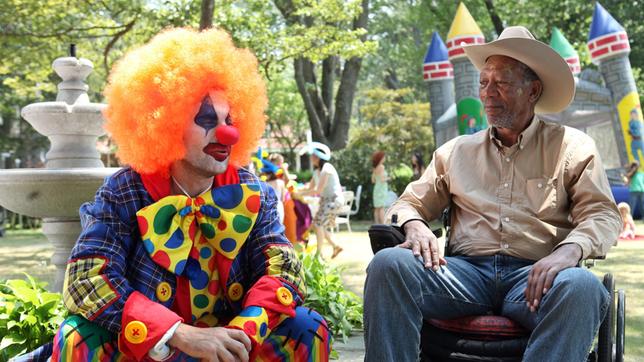 Monte (Morgan Freeman) amüsiert sich über den Clown