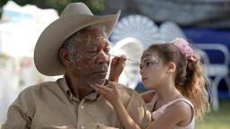 Monte (Morgan Freeman) blüht wieder auf, seitdem er die allein erziehende Charlotte und ihre Töchter, Willow, Finnegan und Flora (Nicolette Pierini) kennen gelernt hat.