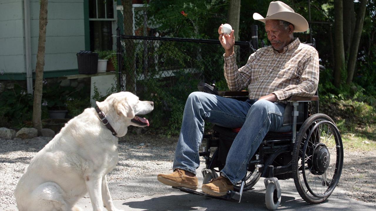Monte Wildhorn (Morgan Freeman) schrieb früher erfolgreiche Westernromane, doch nun sitzt er im Rollstuhl.