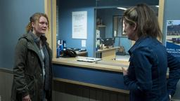 Morag (Kirsty Stuart, li.) wehrt sich gegen die Ermittlungen von Tosh (Alison O'Donnell).