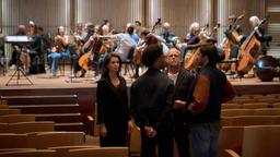 Mord im Konzerthaus: Job (Elliot Barnes Worrell, li.) und Brad (Luke Allen-Gale. re.) befragen Femke (Eva Marie de Waal) und Timmermans (Michiel Nooter, Mitte).