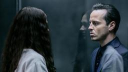 Moriarty (Andrew Scott) bei Sherlocks Schwester Euras (Sian Brooke) auf der geheimen Gefängnisinsel Sherrinford.