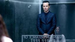 Moriarty (Andrew Scott) bei Sherlocks Schwester Euras (Sian Brooke) auf der geheimen Gefängnisinsel Sherrinford.