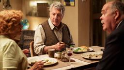 Mr. Hoppy (Dustin Hoffman, Mitte) hat seine Nachbarin Miss Silver (Judi Dench) und Mr. Pringle (Richard Cordery) zu sich eingeladen.