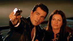 Mr. Miller (Erol Sander) und Pat Wilson (Christine Neubauer) sind auf der Flucht vor skrupellosen Gangstern.