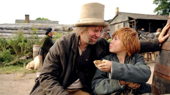 Muff Potter (Joachim Król) verrät Huck Finn (Leon Seidel, re.) ein Geheimnis.