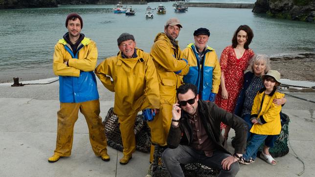 Musikmanager Danny (Daniel Mays, vorne) möchte mit den singenden Fischern die Charts stürmen.