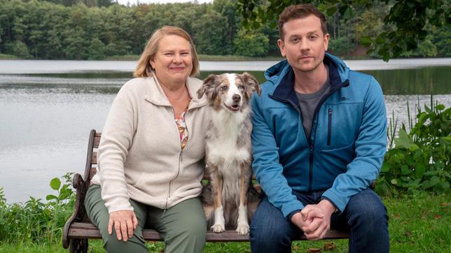 Bild: ARD Degeto Film/Oliver Feist Mutter Helga (Hildegard Schroedter, li.) ist bei Paul (Christoph Schechinger, re.) und Käthe eingezogen.