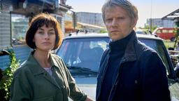 Mysteriöse Symbole geben Kommissar Van der Valk (Marc Warren) und Lucienne (Maimie McCoy) Rätsel auf.