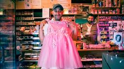 Nabil (Kida Ramadan) hat ein Kleid für seine – erwachsene - Tochter gekauft. Hakim (Raymond Tarabay, hinten) sagt nichts dazu.