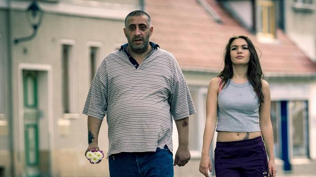 Bild: ARD Degeto/Tim Rosenbohm Nabil (Kida Ramadan) lernt seine Tochter Juju Hartmann (Emma Drogunova) kennen.
