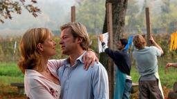 Dianne (Katja Weitzenböck) und Anton (Roland Koch) umarmen sich.