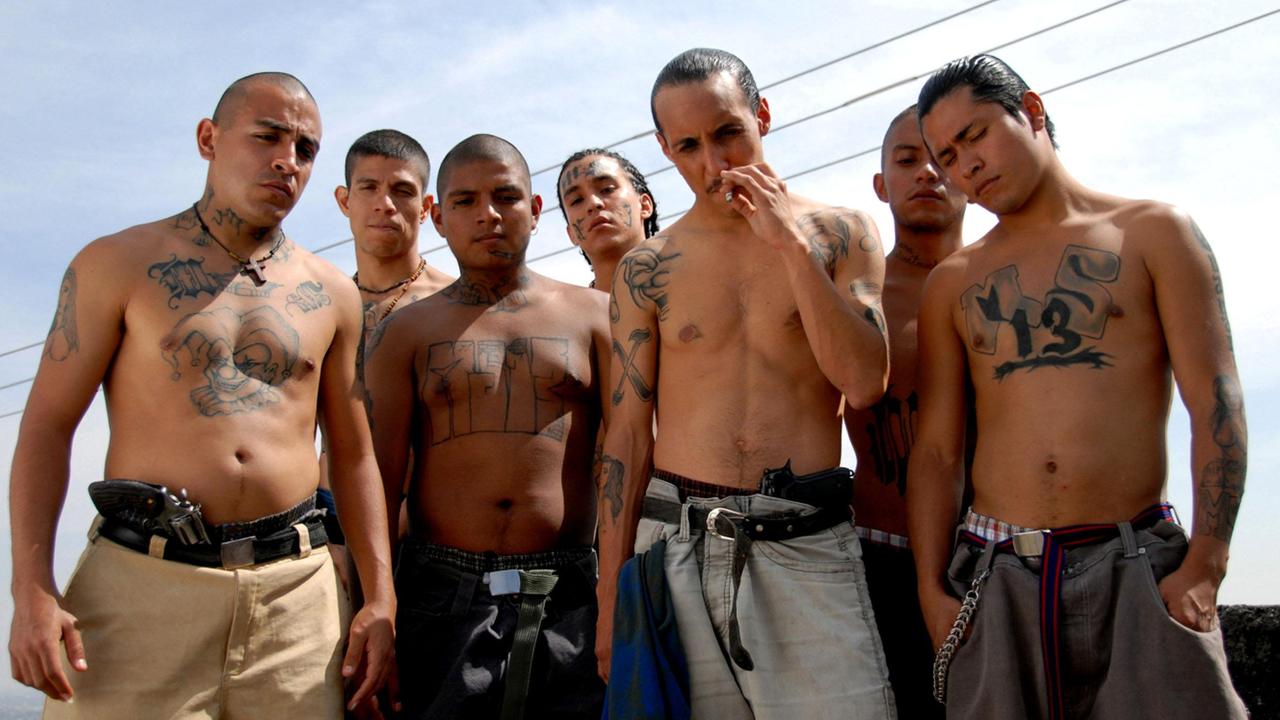 El Sol (Luis Fernando Peña, li.) mit der brutalen Mara-Gang.