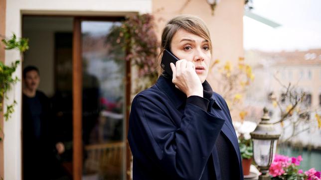 Bild: ARD Degeto/Polyphon Pictures GmbH/Luca Baggio Nach dem Unfalltod ihres Mannes, einem Kunstrestaurator, geraten Anna (Alwara Höfels) und ihr Sohn in Venedig in Lebensgefahr.