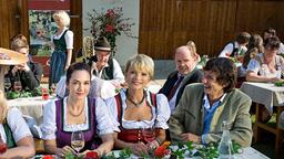 Nach der Presiverleihung für ihren Wein, lassen Franziska (Uschi Glas) und ihr Sohn David (Laurence Rupp) sich feiern. Da kann der Konkurrent Josef (August Schmölzer) nur zähneknirschend zuschauen.