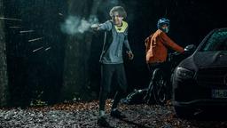 Nach der Schießerei an der Waldarbeiterhütte versuchen Lukas (Marven Suarez Brinkert) und Jan (Philip Günsch) zu fliehen.