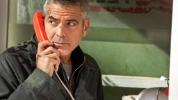 Nach einem Attentat auf sein Leben nimmt Jack (George Clooney) Kontakt zu seinem Auftraggeber auf.