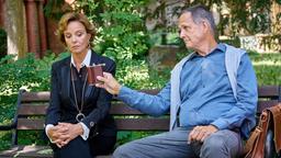 Nach einem Bluff muss Hubertus Unterkoffer (Klaus-Peter Grap, re.) die richtige Schutzsoftware an Herta Zickler (Ulrike Kriener, li.) herausgeben.