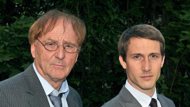 Bild: ARD Degeto/Katrin Knoke Nach einem Streit gehen Theo (Günther Maria Halmer, links) und sein Sohn Markus (David Rott) getrennte Wege.
