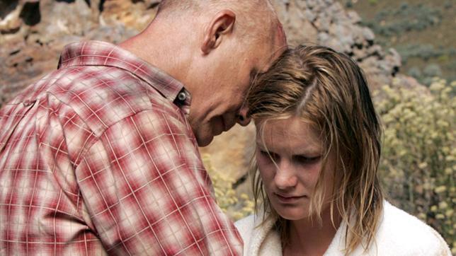 Nach einem Überfall auf ihre Farm will David Lurie (John Malkovich) seine Tochter Lucy (Jessica Haines) davon überzeugen, zur Polizei zu gehen.
