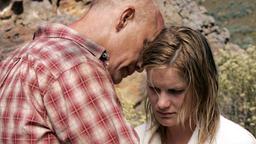 Nach einem Überfall auf ihre Farm will David Lurie (John Malkovich) seine Tochter Lucy (Jessica Haines) davon überzeugen, zur Polizei zu gehen.