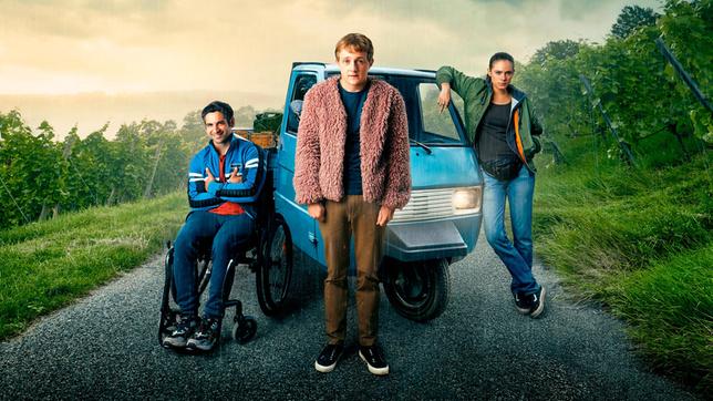 Bild: SWR/Giganten Film GmbH/Hugo Lenhardt Nach einer folgenschweren Entscheidung begibt sich Außenseiter Flake (Jakob Schmidt, Mitte) mit Drogendealerin Kim (Emma Floßmann) und Rollstuhlfahrer Philipp (Daniel Rodic) auf einen turbulenten Roadtrip – mit einer 11 PS starken Ape Piaggio.