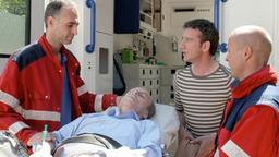 Nach einer Herzattacke wird Franks (Heio von Stetten, 2.v.re.) Schwiegervater und Geschäftspartner Georg (Rüdiger Vogler, Mitte) ins Krankenhaus eingeliefert.