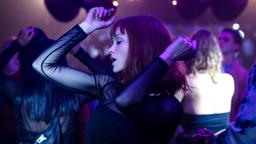 Nach einer weiteren Jobabsage, betäubt Julie (Emilia Schüle) ihren Schmerz im Club.