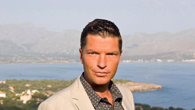 Bild: ARD Degeto/Renko Bruhn Nach erfolgreichen Jahren bei der Hamburger Mordkommission übernimmt Toni Costa (Hardy Krüger, j) den Posten des Hauptkommissars auf seiner Heimatinsel Ibiza.