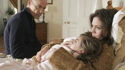 Nach Judiths Tod versucht Wolf (Heiner Lauterbach), Hanna (Maja Maranow) und deren Tochter Antonia (Roxanne Borski) aus ihrer Depression zu befreien.