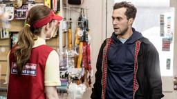 Nach seiner Haftentlassung sucht Ryan Lee (Ludwig Trepte) seine Freundin Debbie (Deleila Piasko) auf.
