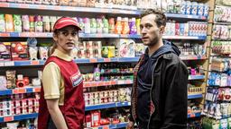 Nach seiner Haftentlassung sucht Ryan Lee (Ludwig Trepte) seine Freundin Debbie (Deleila Piasko) auf.